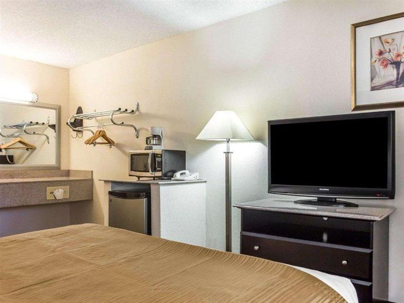Quality Inn & Suites Coliseum Greensboro Ngoại thất bức ảnh