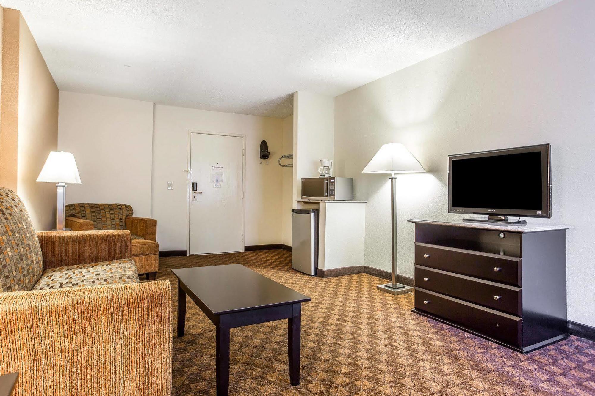 Quality Inn & Suites Coliseum Greensboro Ngoại thất bức ảnh